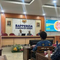 Rapat pembahasan laporan pendahuluan tentang Rencana Induk dan Peta Jalan Pemajuan Ilmu Pengetahuan dan Teknologi Daerah (RIPJ-PID) Kabupaten Demak tahun 2025-2029