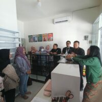 visitasi apotek Larissa