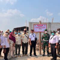 Tim gabungan dari Satpol PP, DinLH, Dindakop, Dpmptsp, Dinakerin, Dinputaru melakukan penyegelan sementara kandang ayam milik Bu Masithoh dan Bp Santoso